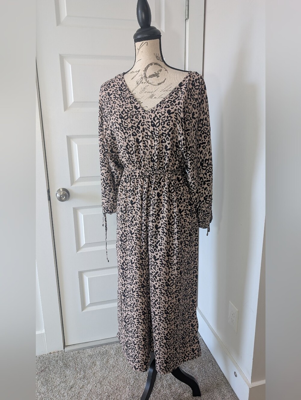 Umgee Leopard-Print V-Neck Jumper in Beige and Black Size M